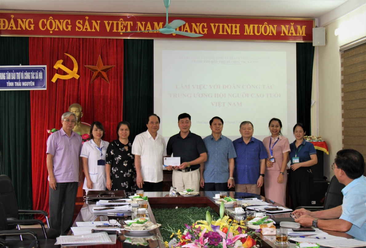 Phó Chủ tịch Trương Xuân Cừ trao tặng 10 triệu đồng cho Trung tâm Bảo trợ và công tác xã hội tỉnh Thái Nguyên