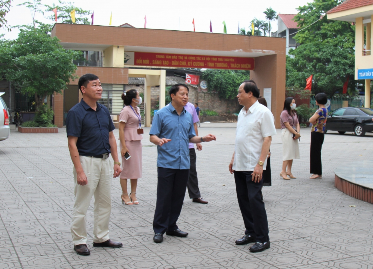 Các đại biểu thăm cơ sở vật chất của Trung tâm Bảo trợ và công tác xã hội tỉnh Thái Nguyên