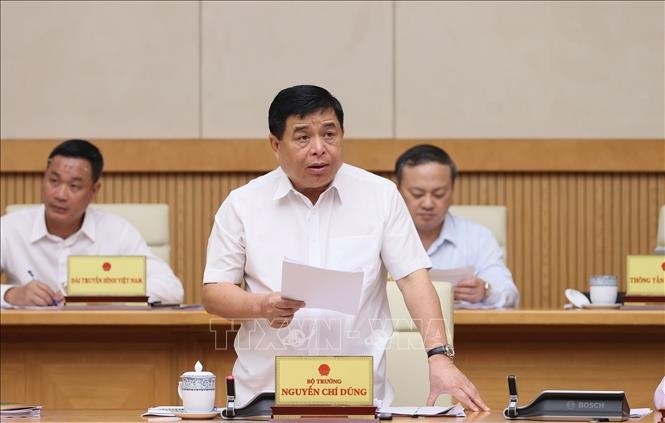 Bộ trưởng Bộ Kế hoạch và Đầu tư Nguyễn Chí Dũng báo cáo tình hình kinh tế-xã hội tháng 4 và nhiệm vụ trong thời gian tới. Ảnh: Dương Giang/TTXVN