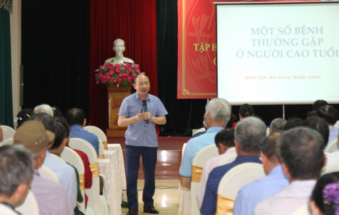 Giảng viên Bệnh viện Lão khoa Trung ương giới thiệu chuyên đề các bệnh thường gặp ở NCT và cách phòng tránh