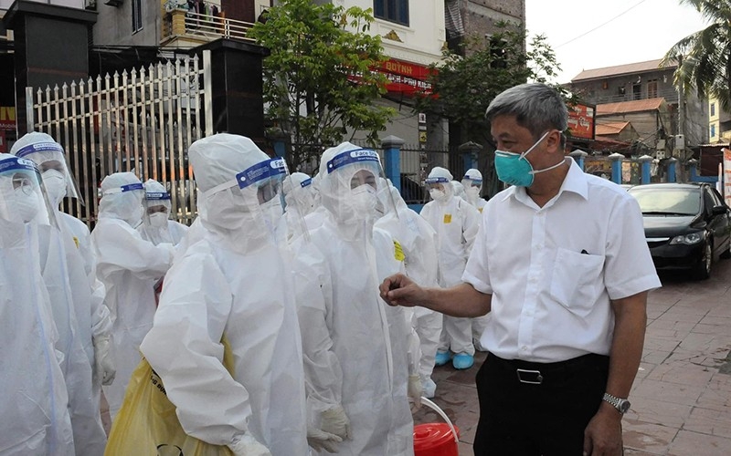 Thứ trưởng Nguyễn Trường Sơn động viên cán bộ y tế thực hiện lấy mẫu ngoài cộng đồng.
