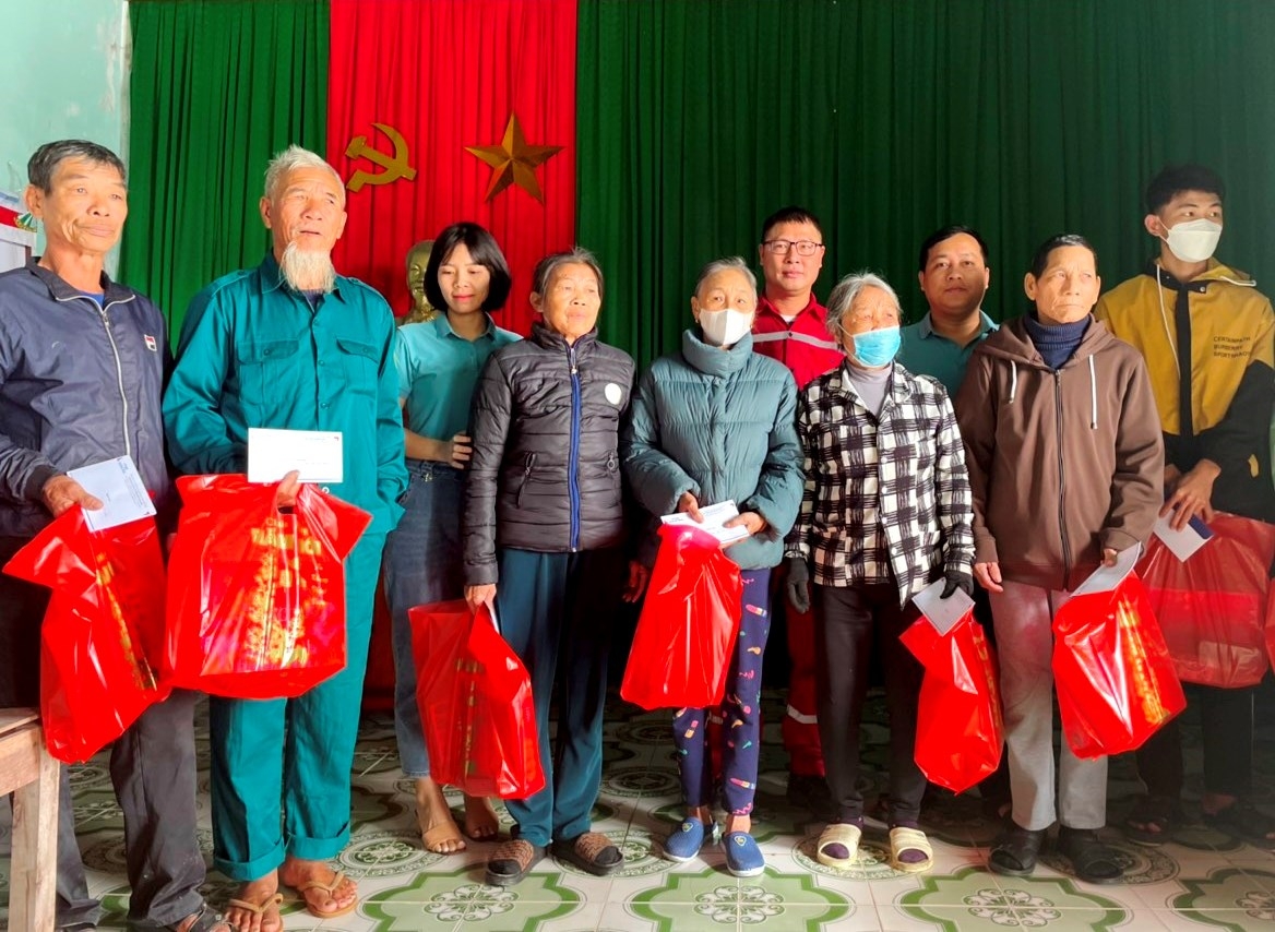 Tặng quà NCT nghèo huyện Quảng Trạch, tỉnh Quảng Bình nhân dịp Tết Nguyên đán Quý Mão 2023