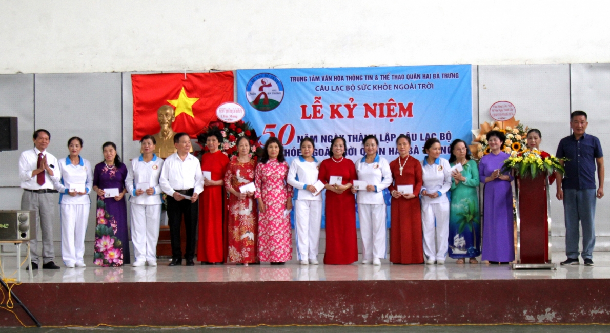 Khen thưởng các cá nhân xuất sắc
