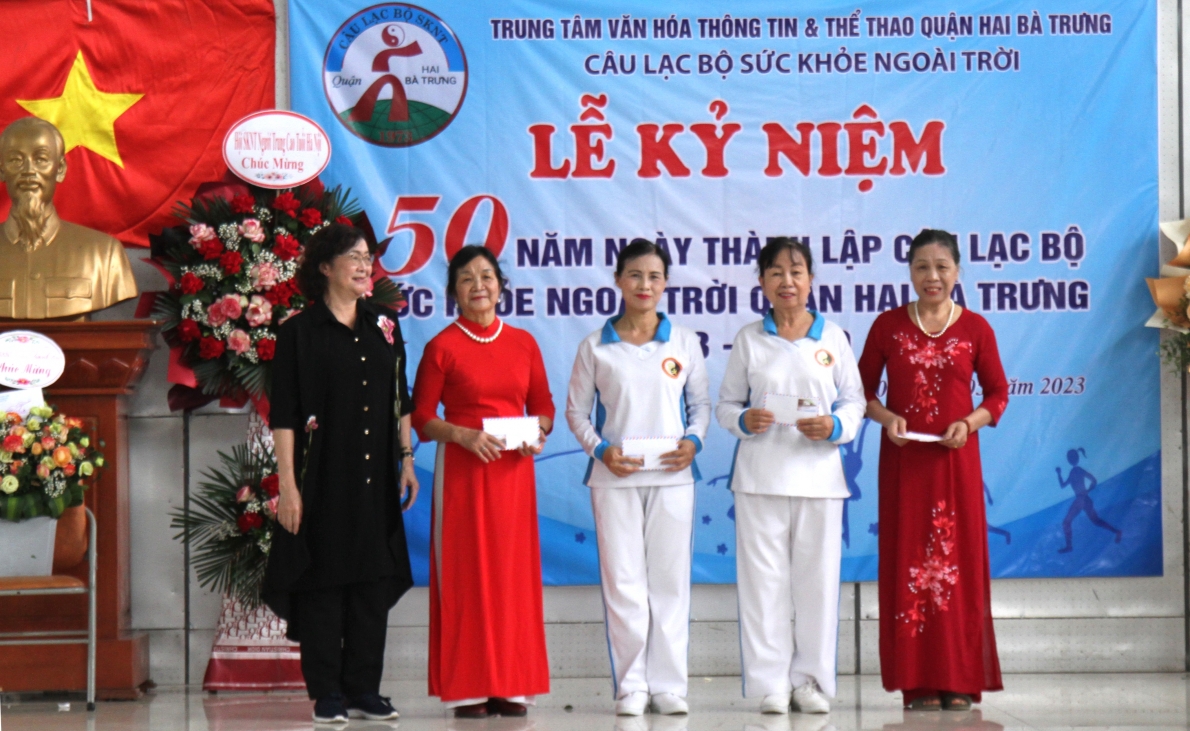 Khen thưởng các tập thể xuất sắc