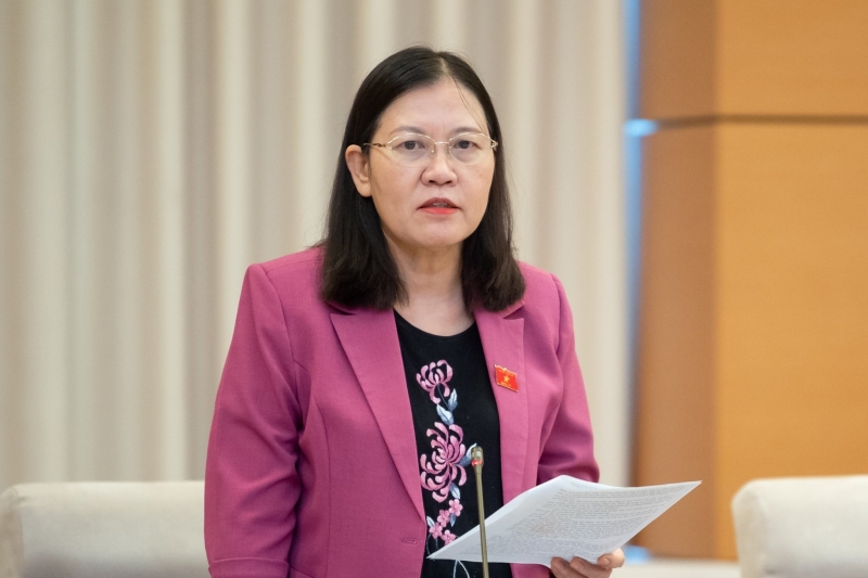 Chủ nhiệm Uỷ ban Tư pháp Lê Thị Nga thảo luận tại phiên họp.
