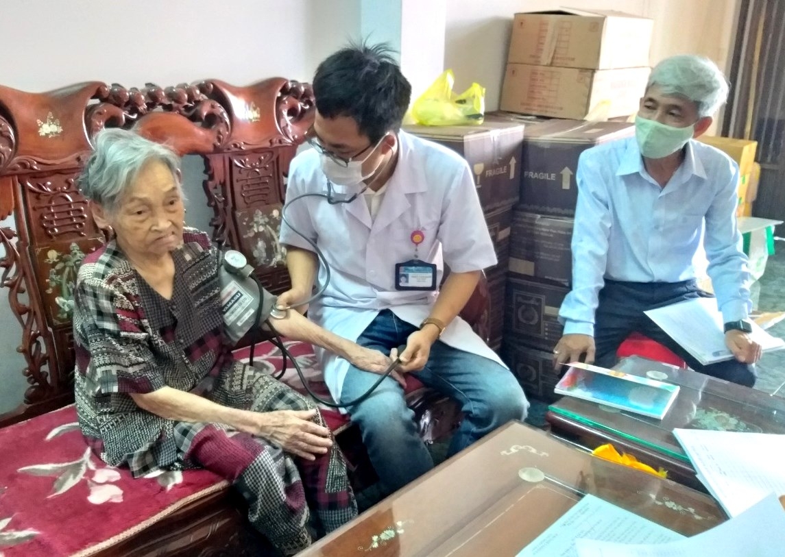 Khám sức khỏe tại nhà cho hội viên NCT đi lại khó khăn TP Buôn Ma Thuột, tỉnh Đắk Lắk