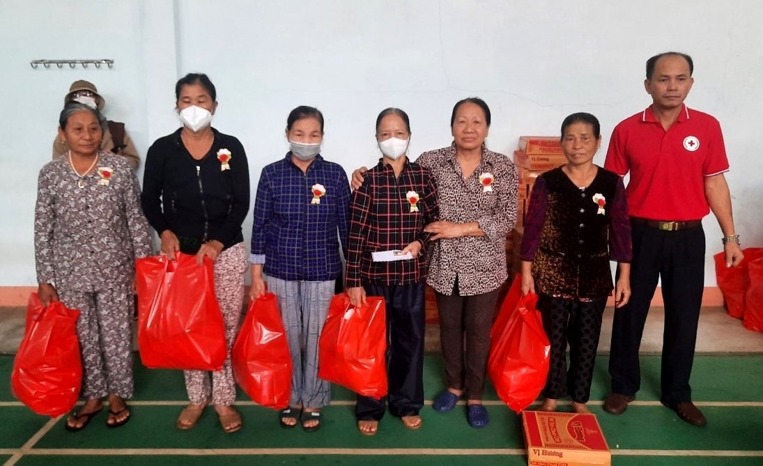 Tặng quà hội viên NCT hoàn cảnh khó khăn tỉnh Đắk Lắk