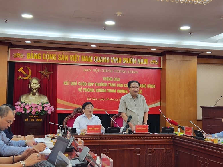 Đồng chí Nguyễn Văn Yên, Phó trưởng Ban Nội chính Trung ương trả lời các câu hỏi của các nhà báo.