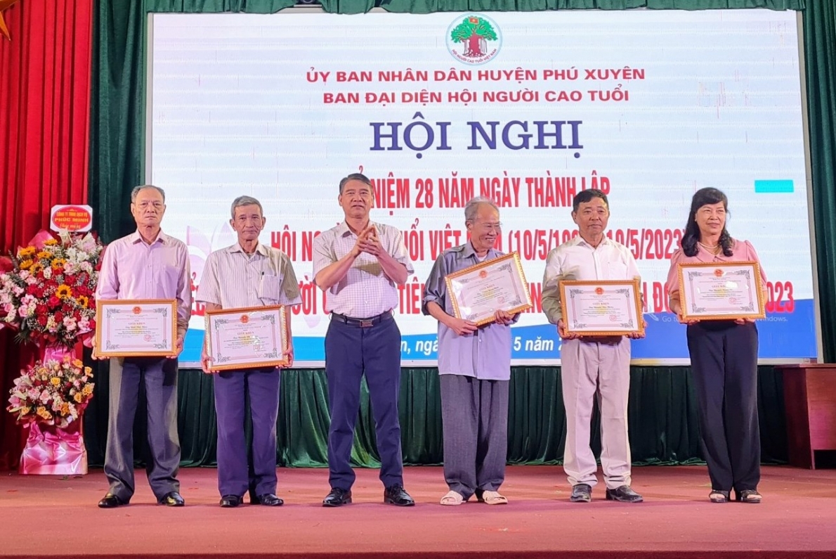 Lãnh đạo huyện Phú Xuyên, TP Hà Nội khen thưởng hội viên NCT làm kinh tế giỏi giai đoạn 2018-2023