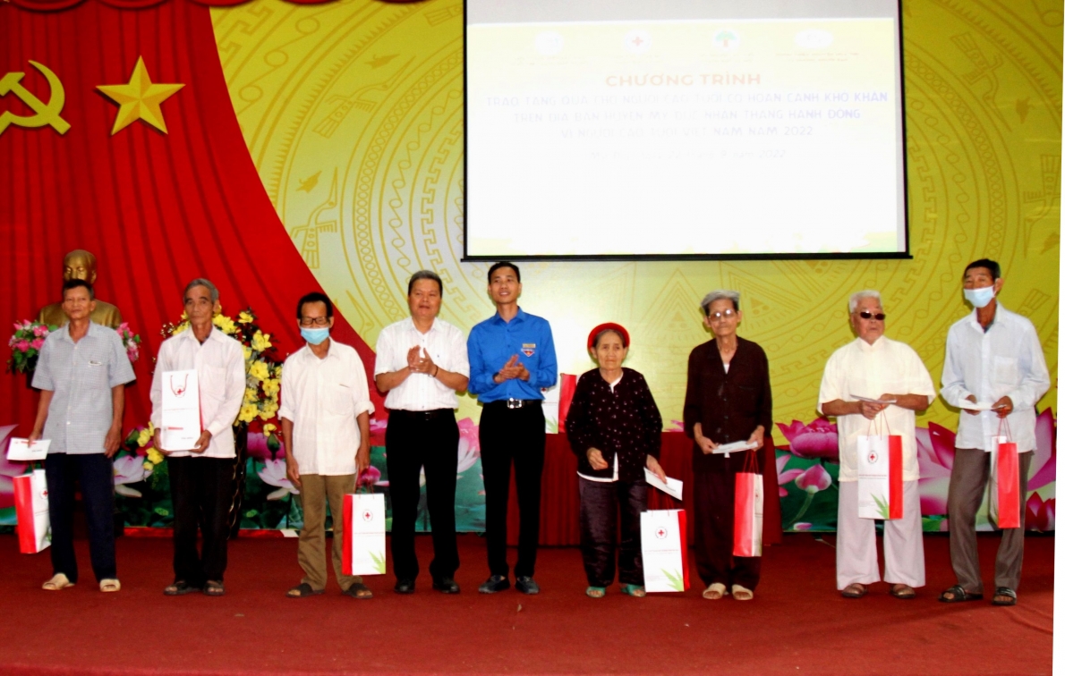Hội NCT TP Hà Nội phối hợp với nhà tài trợ tặng quà NCT hoàn cảnh khó khăn huyện Mỹ Đức