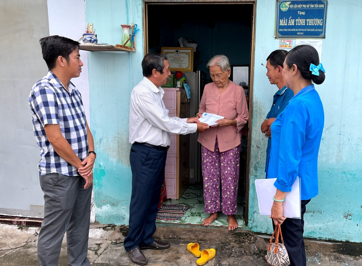 Tặng quà NCT nghèo thị xã Gò Công, tỉnh Tiền Giang