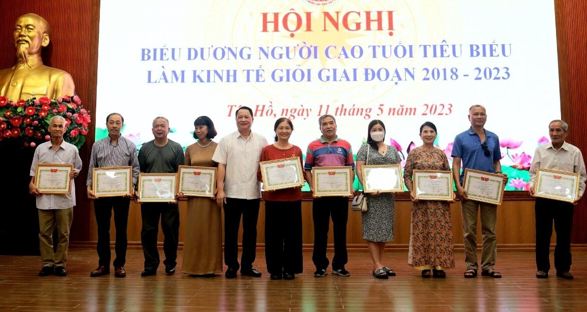 Lãnh đạo Hội quận Tây Hồ, TP Hà Nội trao Giấy khen vinh danh NCT làm kinh tế giỏi