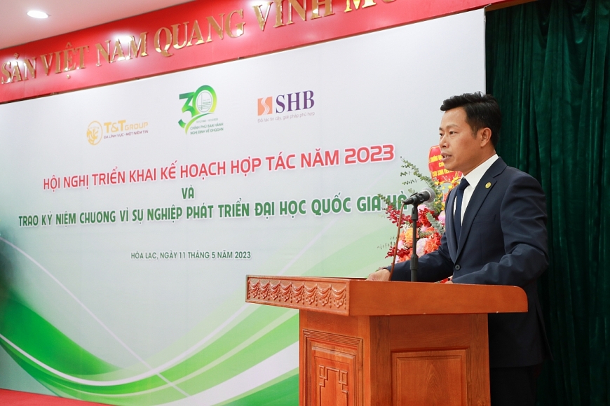 GS.TS Lê Quân ghi nhận và biểu dương những đóng góp, cống hiến của doanh nhân Đỗ Quang Hiển đối với sự phát triển của ĐHQGHN trong nhiều năm qua