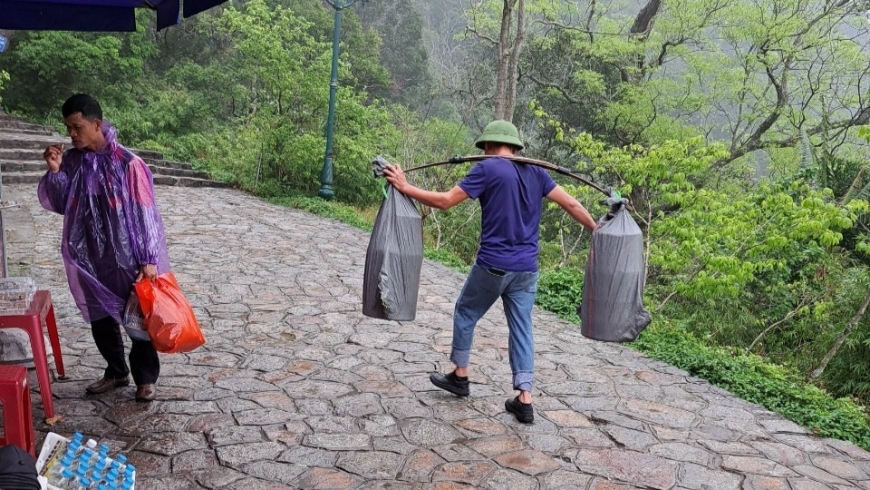 Gánh hai bình gas lên Chùa Đồng