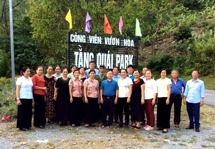 Ông Phạm Văn Thiện dẫn khách tham quan khu du lịch