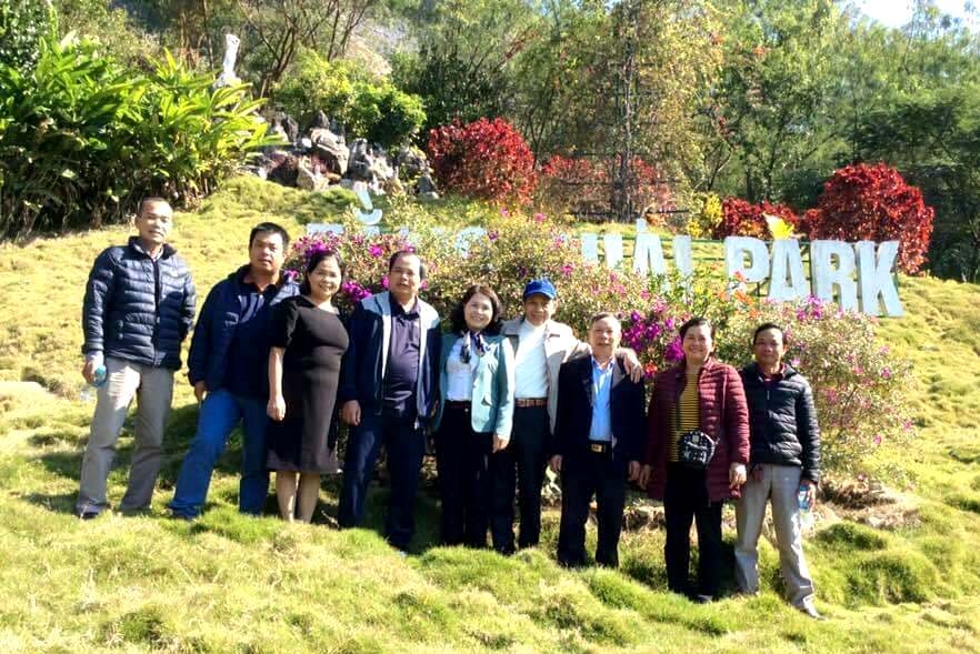 Ông Phạm Văn Thiện (thứ ba từ phải sang) dẫn đoàn Hội NCT tỉnh Điện Biên đến thăm quan mô hình Công viên Tằng Quái Park