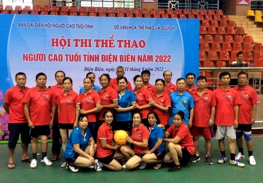 Ông Phạm văn Thiện (thứ tư từ phải sang hàng đứng) trước dẫn đoàn Hội NCT huyện Mường Ảng tham gia Hội thao NCT tỉnh Điện Biên năm 2022