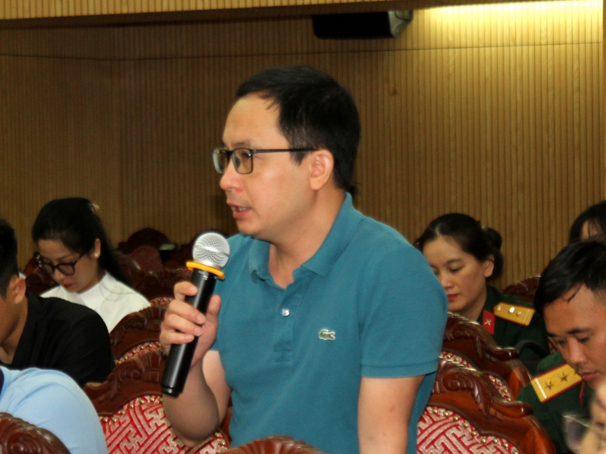 Phóng viên Báo Thanh niên đặt câu hỏi