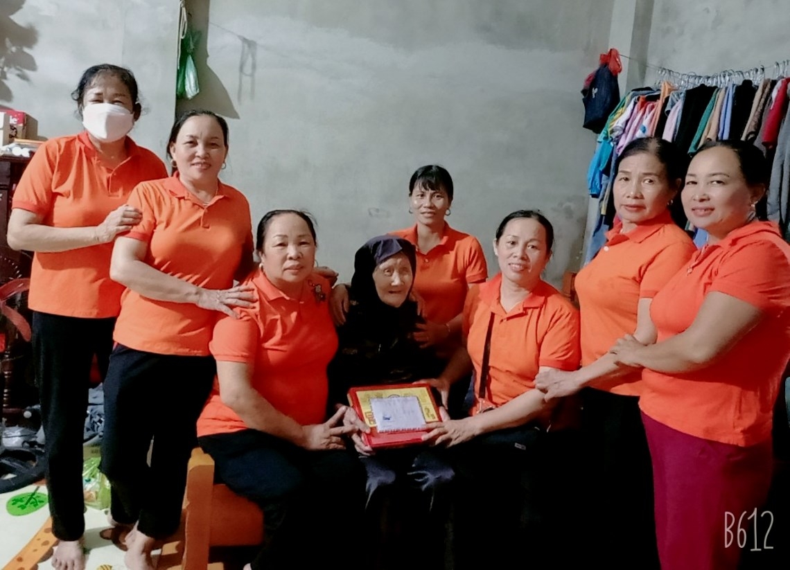 Tặng quà NCT cô đơn không nơi nương tựa huyện Yên Phong, tỉnh Bắc Ninh