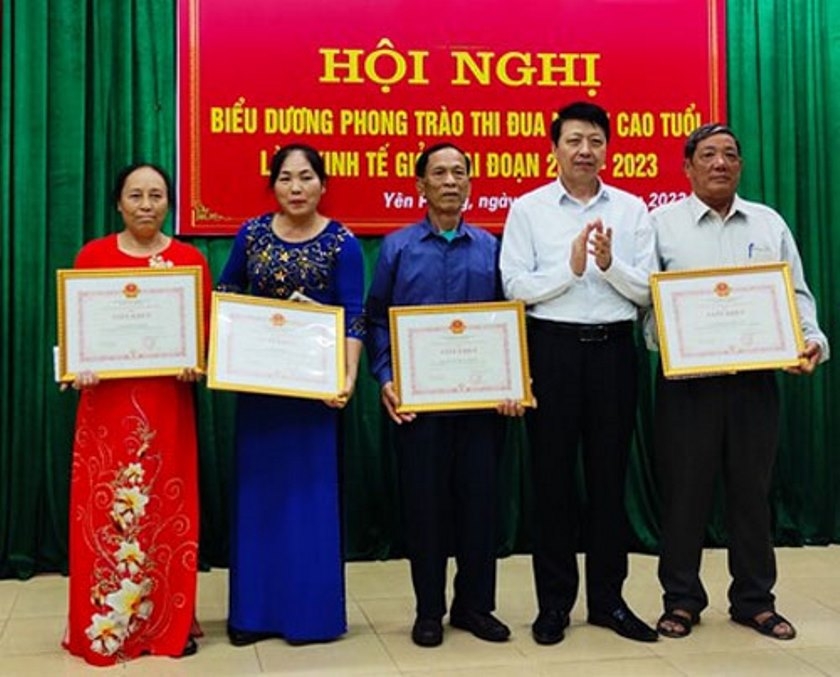 UBND huyện Yên Phong khen thưởng NCT tiêu biểu làm kinh tế giỏi