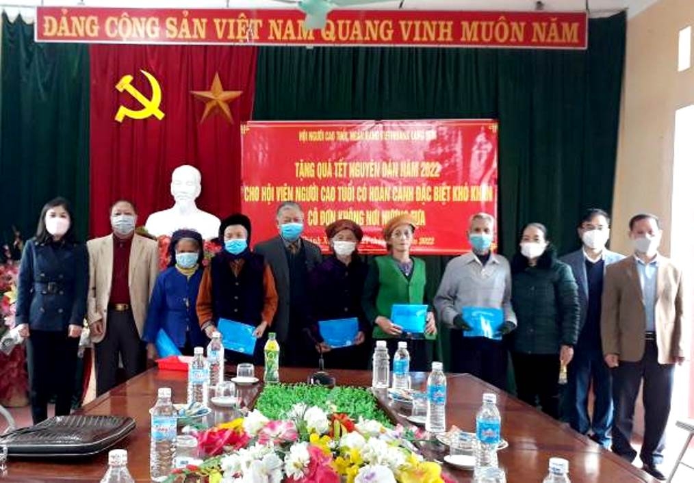 Hội NCT tỉnh Lạng Sơn tặng quà NCT hoàn cảnh khó khăn huyện Lộc Bình