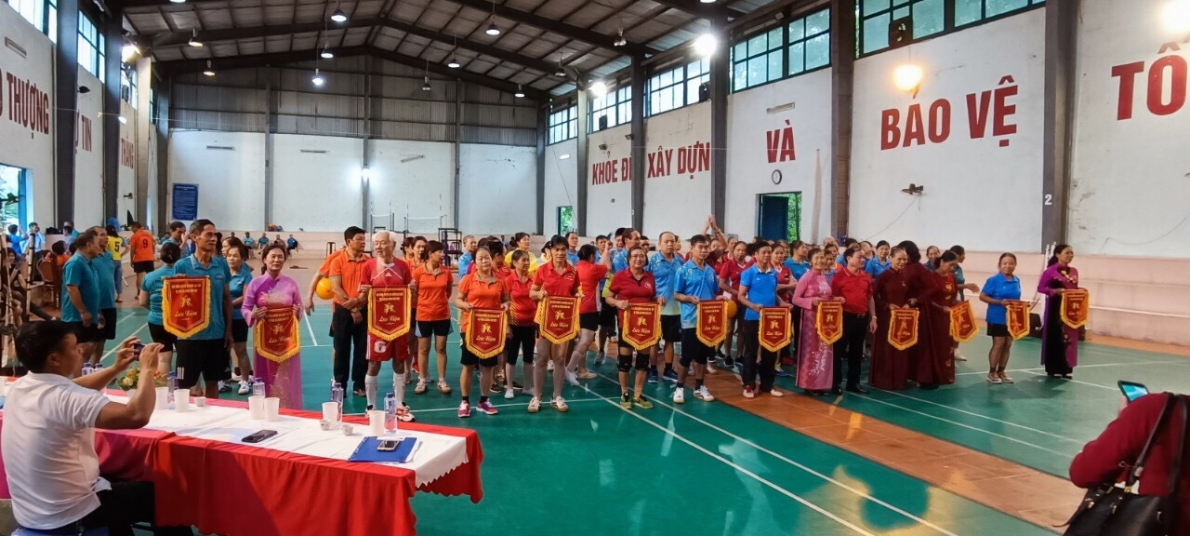 NCT huyện Lộc Bình, tỉnh Lạng Sơn tích cực tham gia môn bóng chuyền hơi rèn luyện sức khỏe