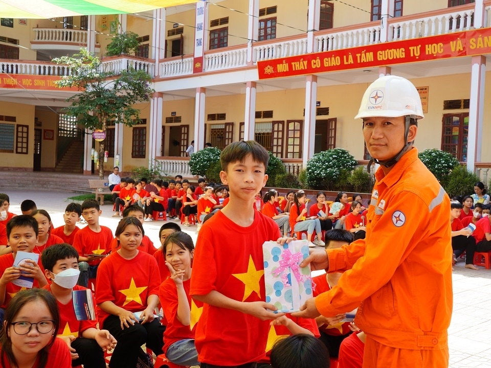 Đẩy mạnh tuyên truyền bảo vệ hành lang an toàn lưới điện, an toàn phòng chống cháy nổ, phòng ngừa tai nạn điện trong dân tại trường học