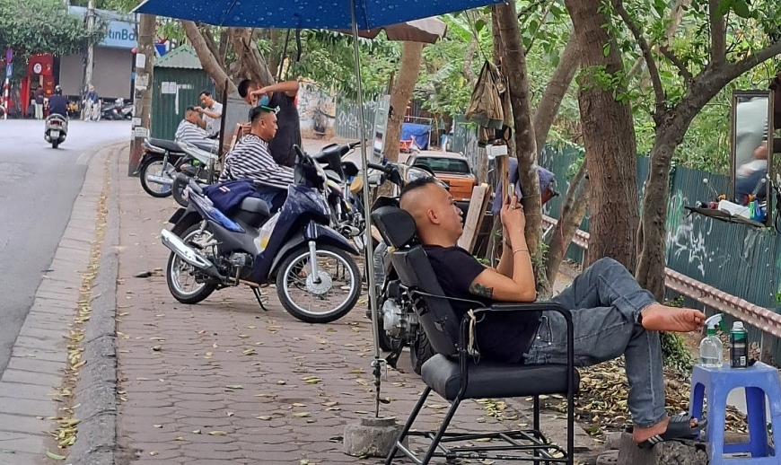 Trong khi chờ khách thì lướt web