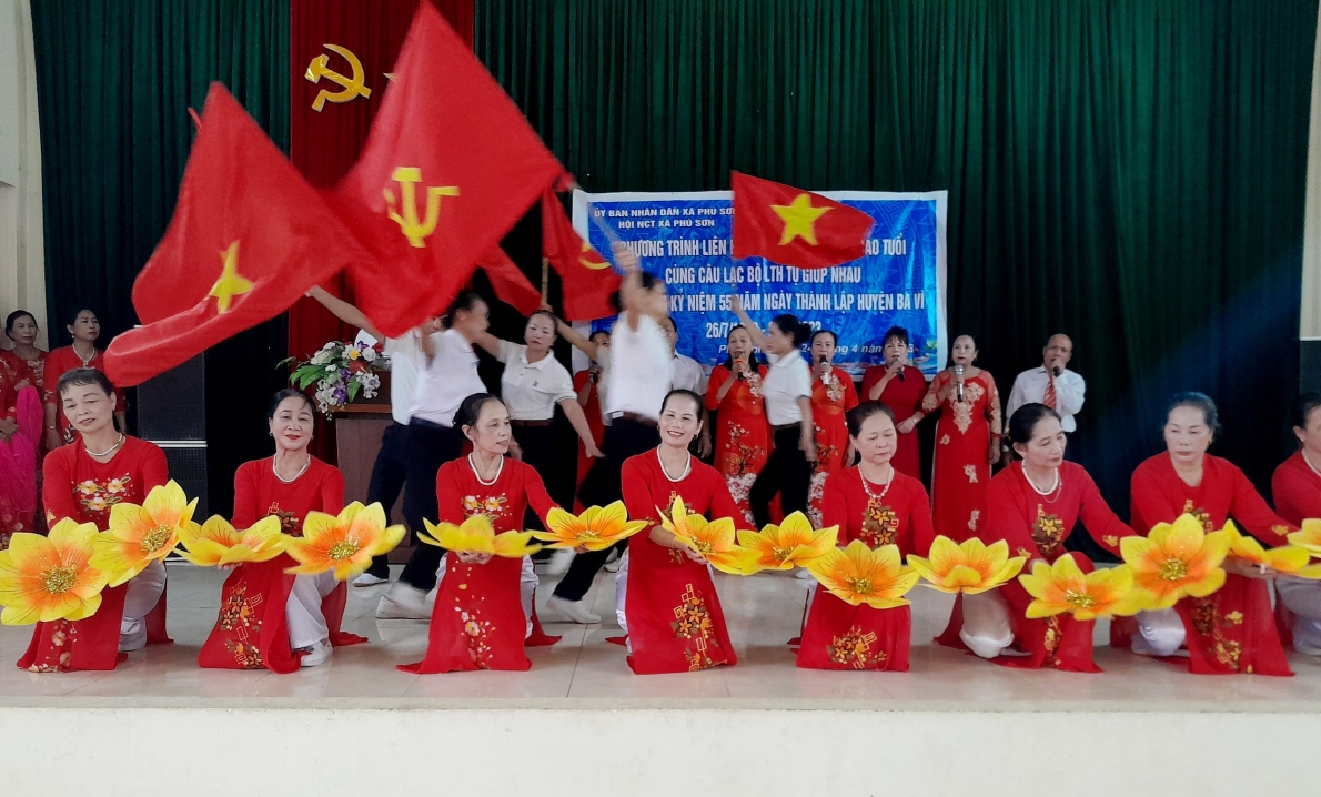 Tiết mục văn nghệ của NCT xã Phú Sơn, huyện Ba Vì, TP Hà Nội