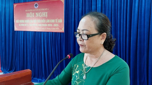  Bà Ngô Kim Oanh báo cáo tại Hội nghị biểu dương NCT làm kinh tế giỏi xã Vĩnh Mỹ A.  			