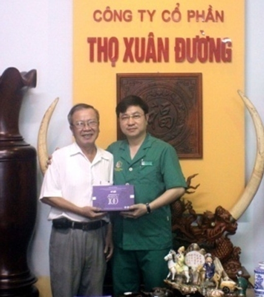 Bệnh nhân Mai Huy Tạo chụp ảnh cùng TS. Lương y Phùng Tuấn Giang.