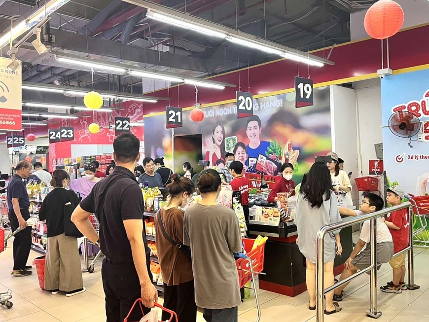WinMart thu hút đông đảo khách hàng mua sắm ngày cuối tuần