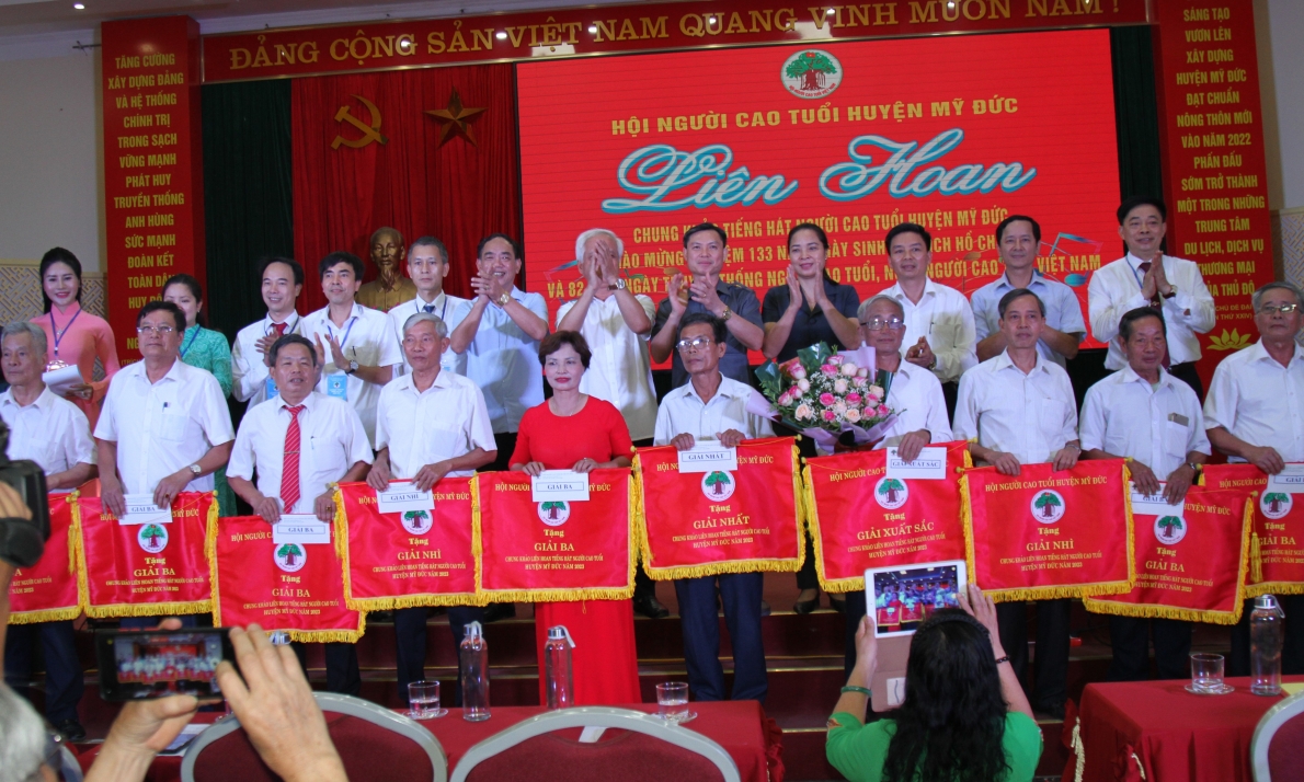 Ban tổ chức trao thưởng cho các đơn vị đoạt giải