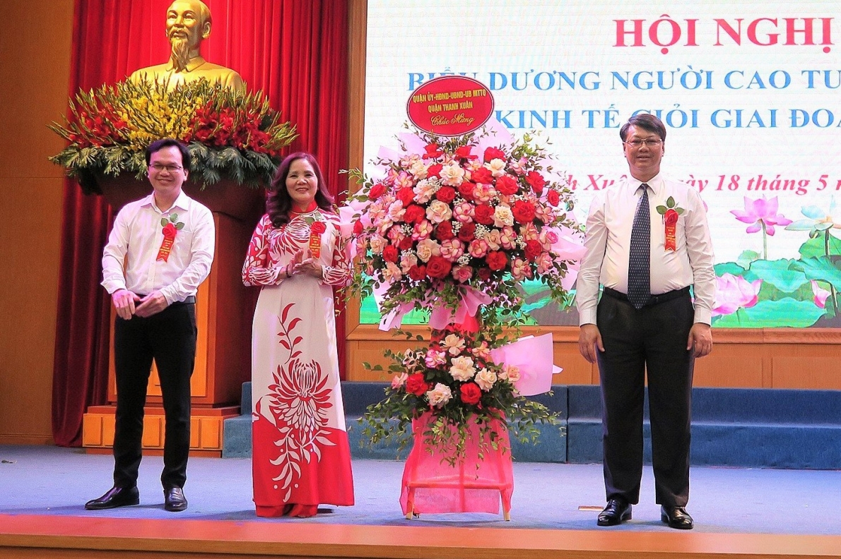 Lãnh đạo quận Thanh Xuân tặng hoa chúc mừng Hội nghị