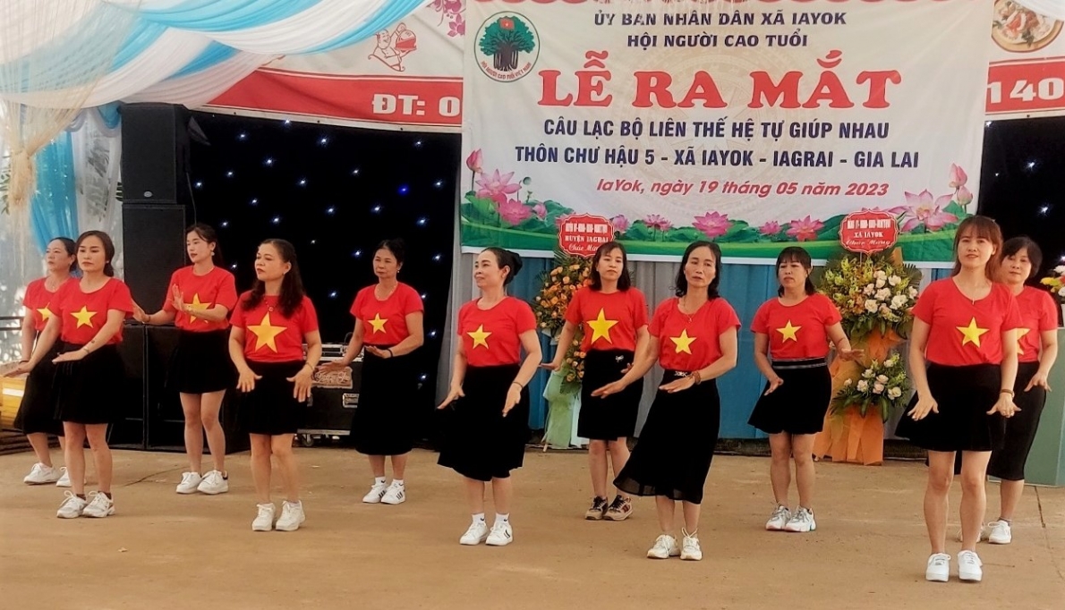 Ra mắt Câu lạc bộ Liên thế hệ tự giúp nhau thôn Chư Hậu 5