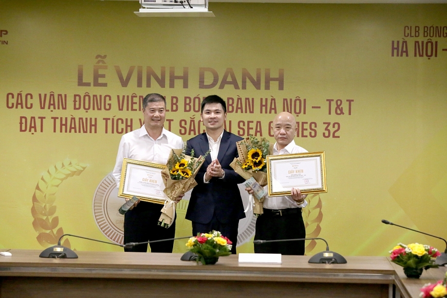 Ảnh 2: Thành viên ban huấn luyện CLB bóng bàn Hà Nội T&T được vinh danh.