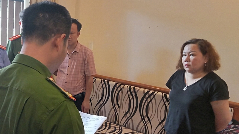 Bà Nhung nghe lệnh bắt giam.