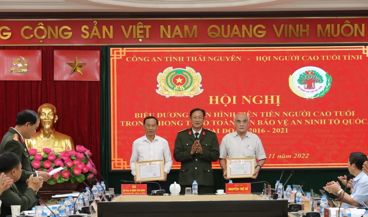 Trao Giấy khen của Giám đốc Công an tỉnh Thái Nguyên cho NCT tiêu biểu trong phong trào Toàn dân bảo vệ an ninh Tổ quốc