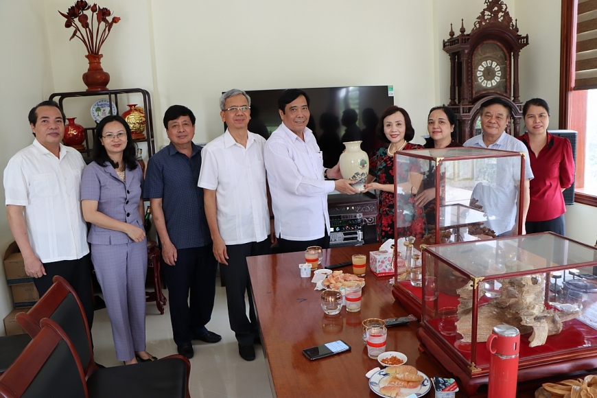 Đoàn công tác Trubg ương Hội tặng quà lưu niệm cho NCT làm kinh tế giỏi