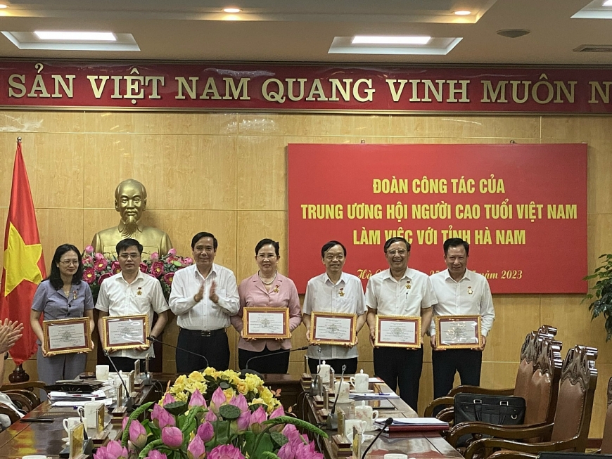 Chủ tịch Nguyễn Thanh Bình trao tặng Kỉ niệm chương Vì sự nghiệp chăm sóc và phát huy vai trò NCT Việt Nam cho các đồng chí lãnh đạo tỉnh Hà Nam