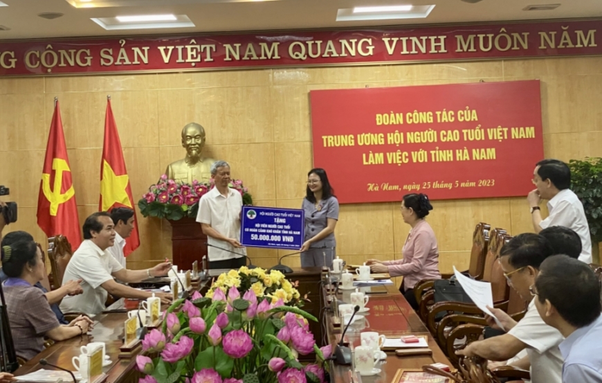 Hội NCT Việt Nam trao tặng 50 triệu đồng cho NCT có hoàn cảnh khó khăn tỉnh Hà Nam