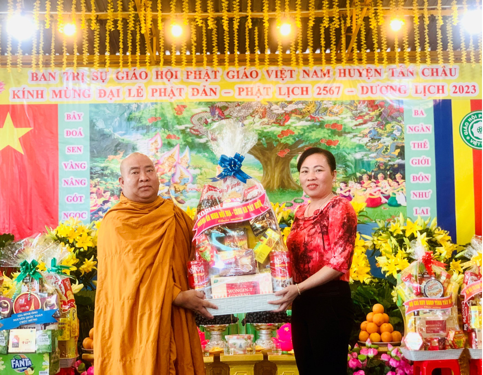 BTC đón nhận nhiều Lãng hoa, Phần quà chúc mừng của Chư Tôn Đức và chính quyền các cấp.