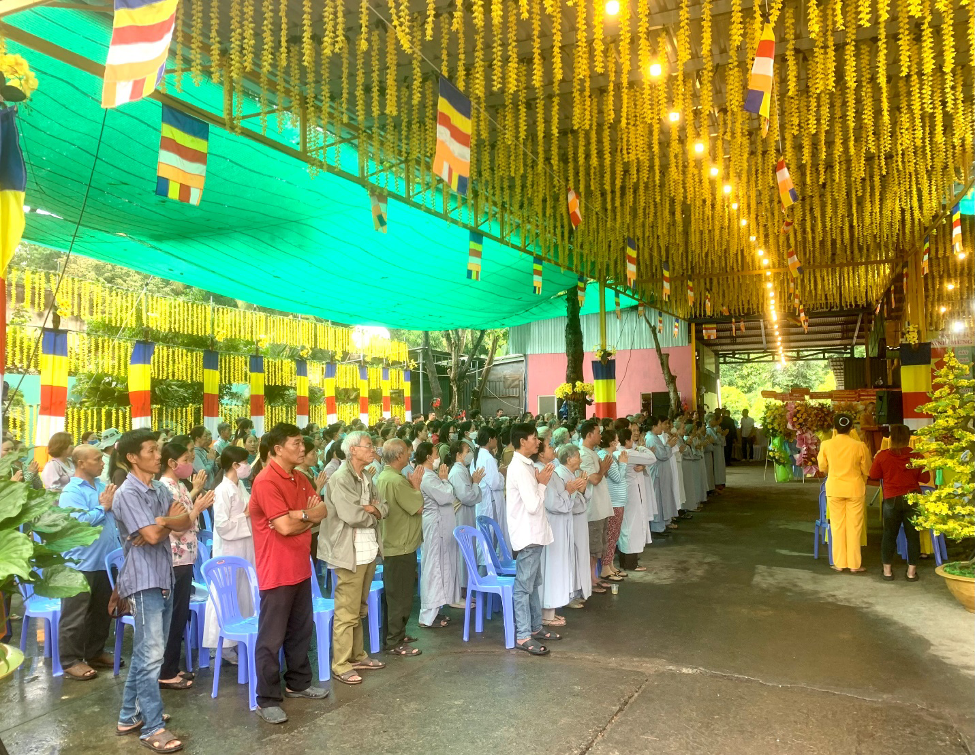 Chư Tôn đức Tăng Ni và quý quan khách cùng đồng bào Phật tử niêm hương bạch Phật, trì tụng Kinh chú trong niềm hoan hỷ của Đại chúng.