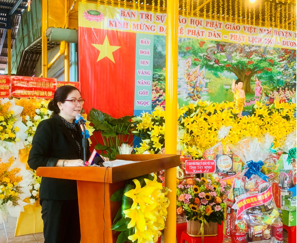 Bà Nguyễn Thị Phượng - Phó Chủ tịch UBND huyện Tân Châu thay mặt Chính quyền các cấp chúc mừng Đại lễ Phật Đản của BTS GHPGVN huyện Tân Châu và ghi nhận sự đóng góp của Tăng Ni Phật tử huyện Tân Châu trong thời gian qua. Bà Phó Chủ tịch cũng mong muốn BTS và Tăng Ni Phật tử huyện Tân Châu tiếp tục phát huy tinh thần tương thân tương ái góp phần an sinh xã hội.