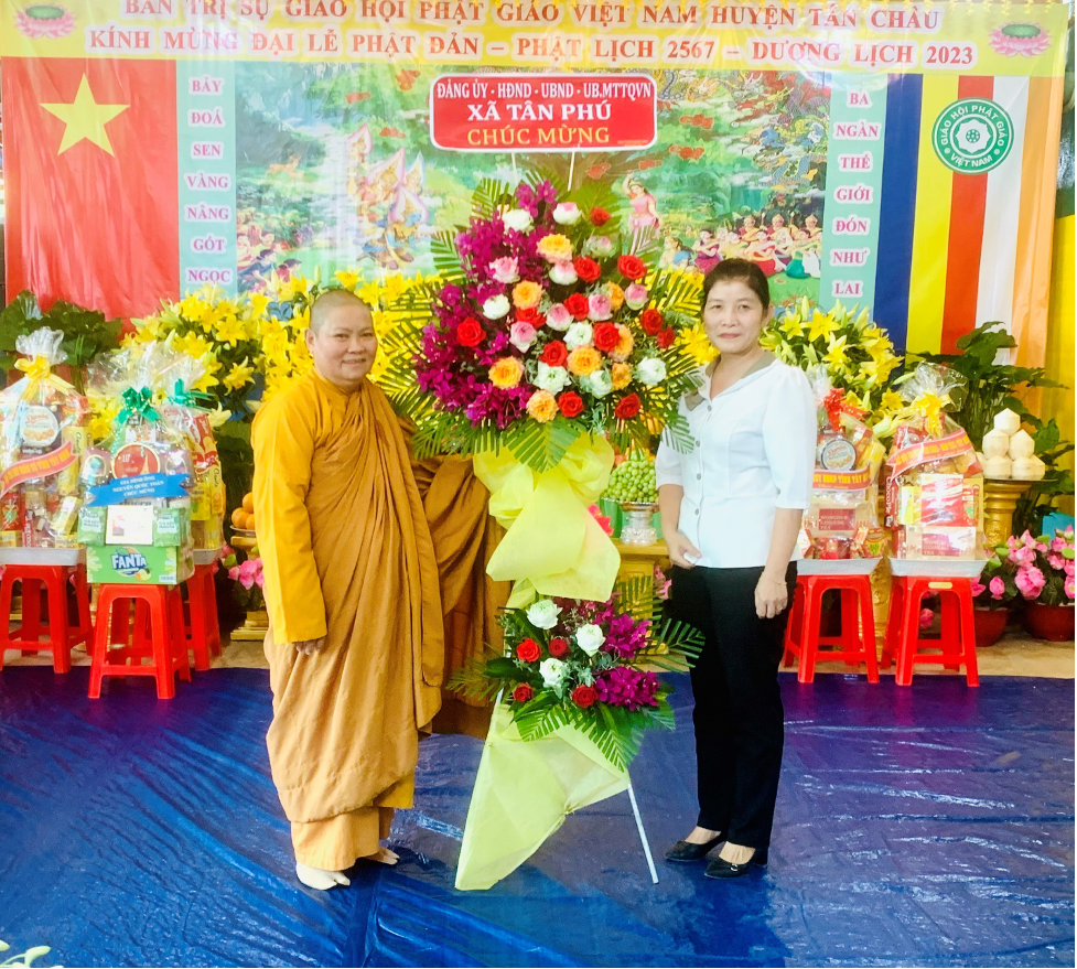 BTC đón nhận hoa chúc mừng từ Đảng ủy - HĐND - UB.MTTQVN xã Tân Phú.