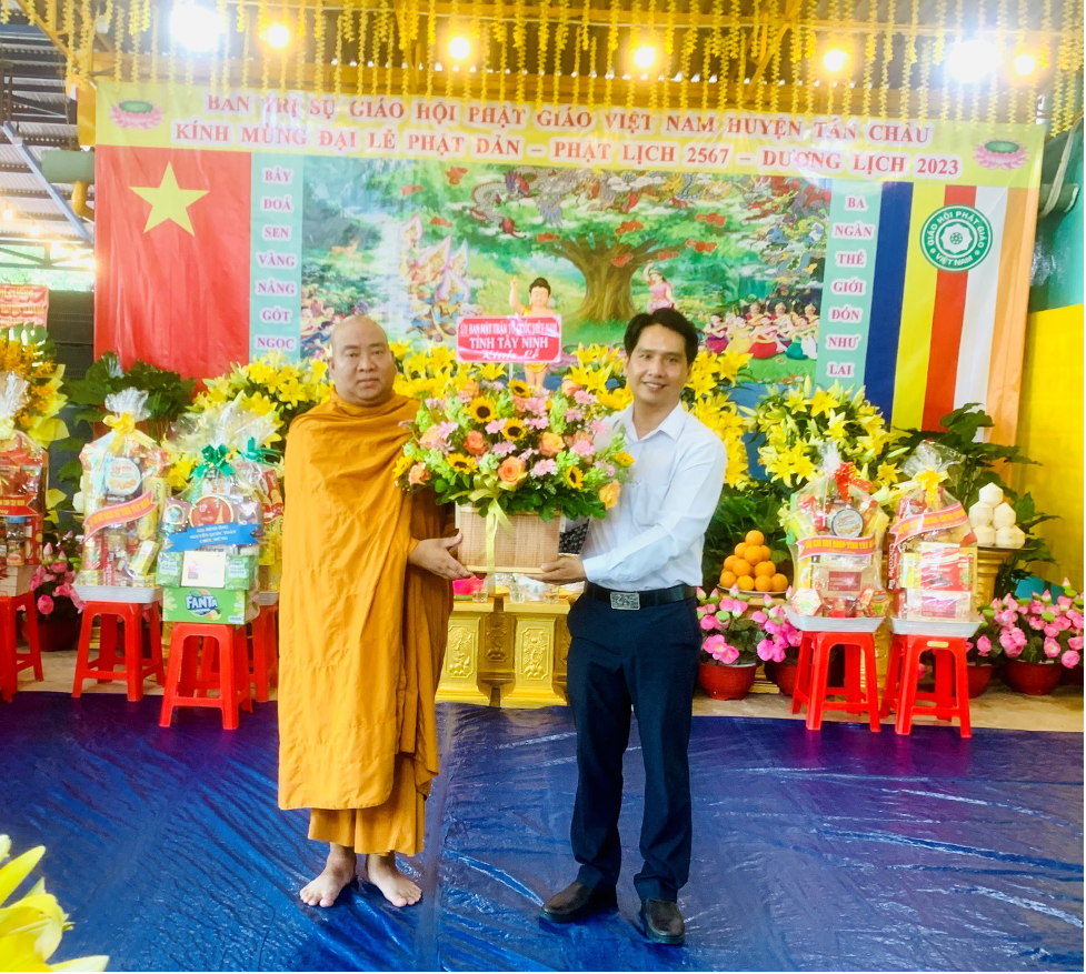 BTC đón nhận hoa chúc mừng từ Ủy ban MTTQVN tỉnh Tây Ninh.