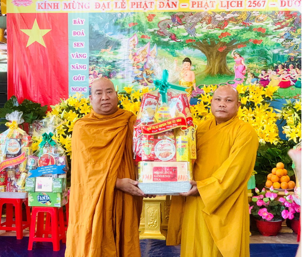 BTC đón nhận quà chúc mừng từ Ban trị sự GHPGVN tỉnh Tây Ninh.