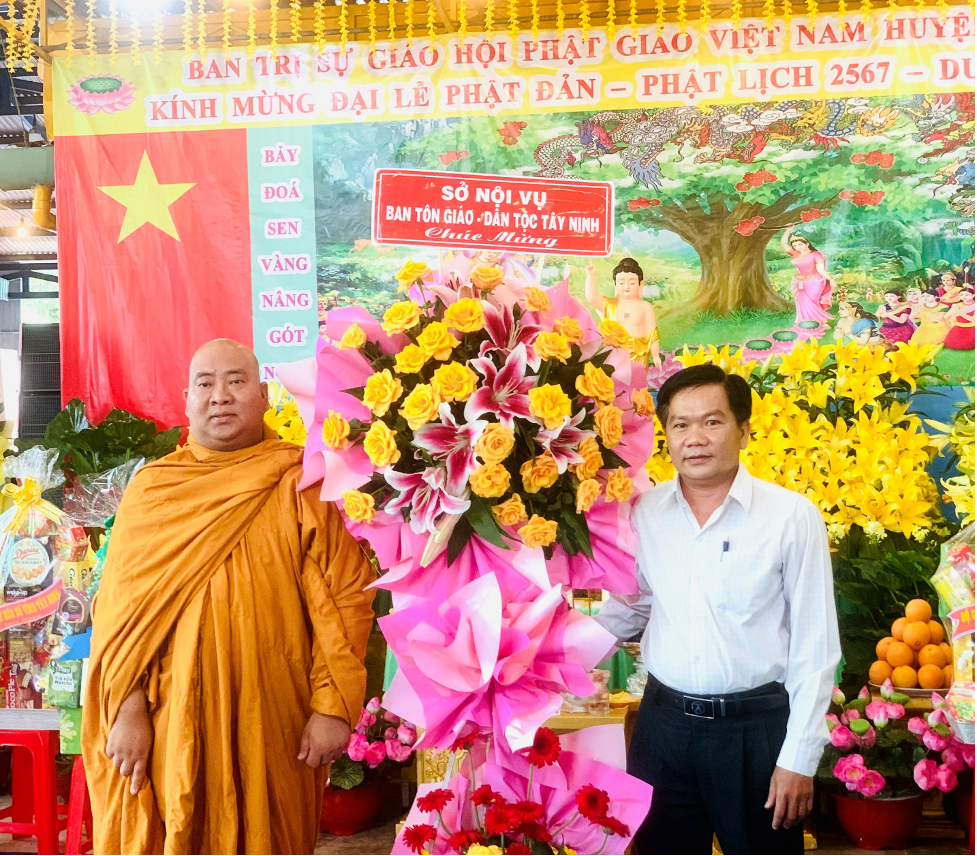 BTC đón nhận hoa chúc mừng của Sở Nội vụ Ban Tôn giáo - dân tộc Tây Ninh.