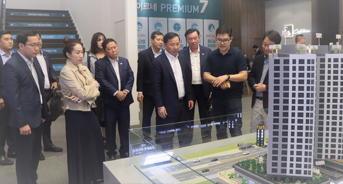 Đoàn công tác tỉnh Long An thăm và làm việc với Tập đoàn STS Development