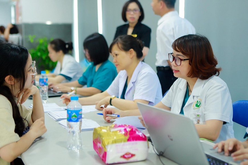 Tư vấn, khám sức khỏe miễn phí cho nữ công nhân KCN Thạch Thất - Quốc Oai